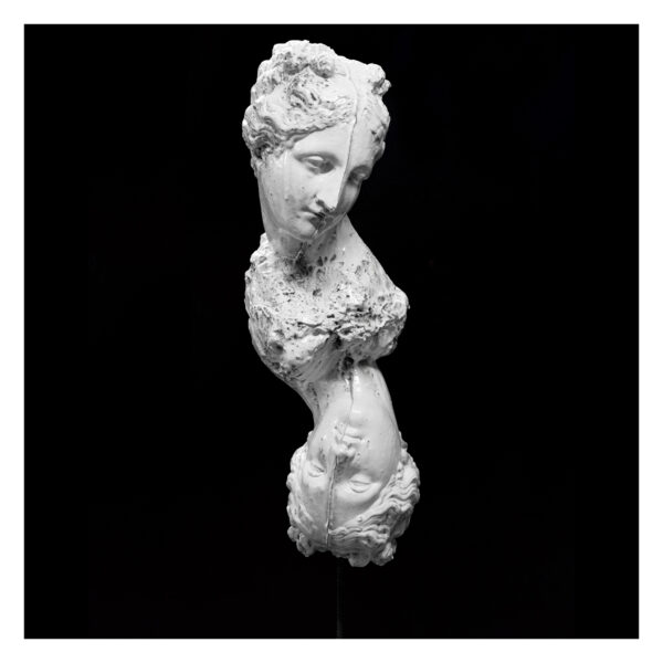 1.1_VBC_Alessio Deli_2025_Reflex I_74x34x20cm_Resina smaltata e ferro_01