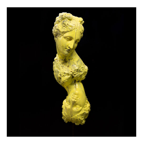 1.1_VBC_Alessio Deli_2025_Reflex_74x34x20cm_Resina smaltata e ferro_01