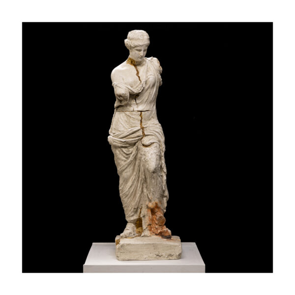 1.1_VBC_Alessio Deli_2025_Venus_69x20x21cm_Resina patinata a fuoco e foglia d'oro_01